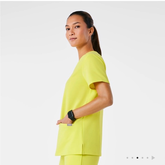 FIGS Casma Three-Pocket Scrub Top colour Serving Lime v neck with small flaw - Picture 2 of 7